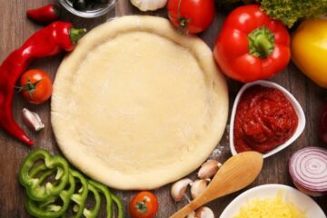 طريقة عمل عجينة البيتزا بالزبادي هشة وطرية وطعمها أحلي من الجاهزة