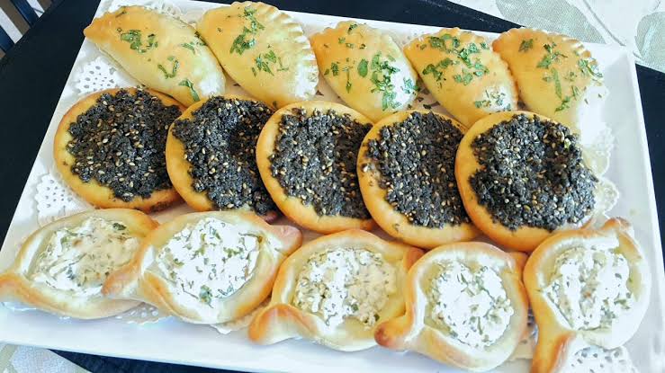 طريقة عمل فطائر الزعتر والجبنة اللذيذة.. طعم حكاية وشكل لا يوصف وفرحة لأولادك بطعمها وحلاوتها