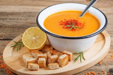 طريقة عمل شوربة العدس الأصفر بمذاق خيالي وقيمة غذائية عالية.. دفي عيالك في الشتاء