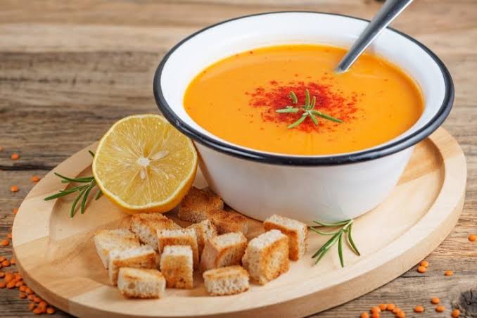 طريقة عمل شوربة العدس الأصفر بمذاق خيالي وقيمة غذائية عالية.. دفي عيالك في الشتاء