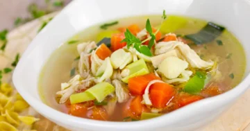 طريقة عمل شوربة الدجاج بالخضار بطعم مميز لكي ولأولادك