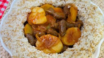 طريقة عمل صينية البطاطس بالسجق بخلطة خطير ومميز مع الآزر وجبة مشبعة للغداء