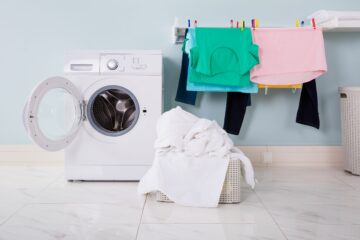 وداعاً للملابس المكمكمة.. طريقة بسيطة لتنظيف غسالتك وتعطير ملابسك