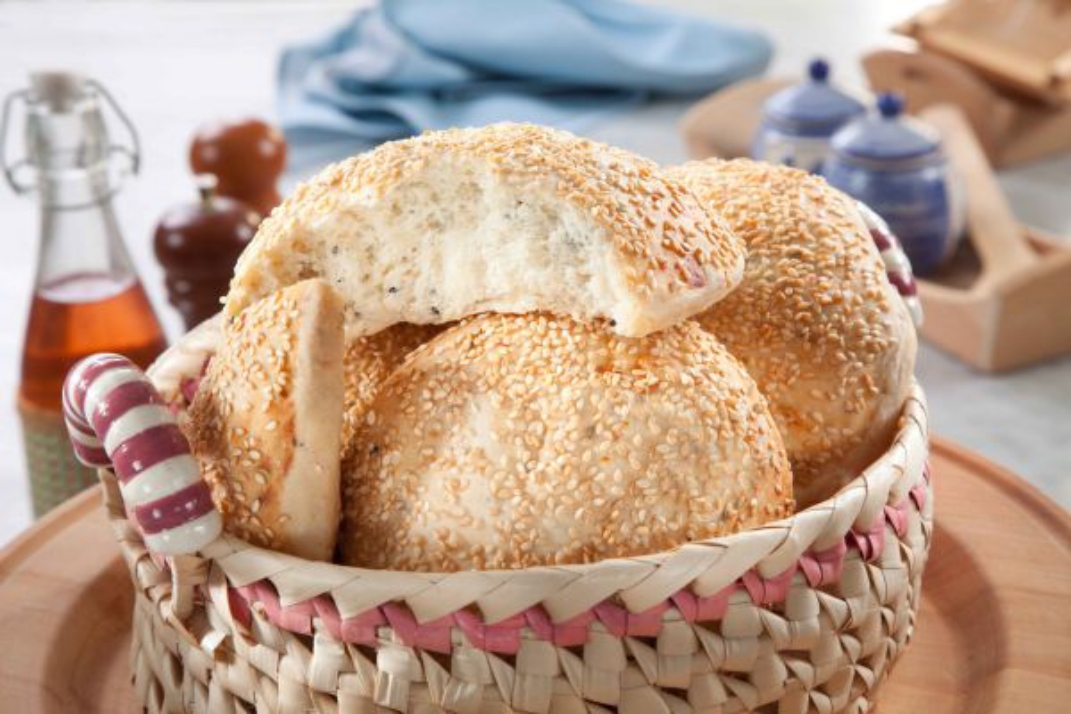 عيش الطاسة بالسمسم وحبة البركة بعجينة هشة من غير تعب ولا فرد ومط 5 عيش الطاسة بالسمسم وحبة البركة بعجينة هشة من غير تعب ولا فرد ومط
