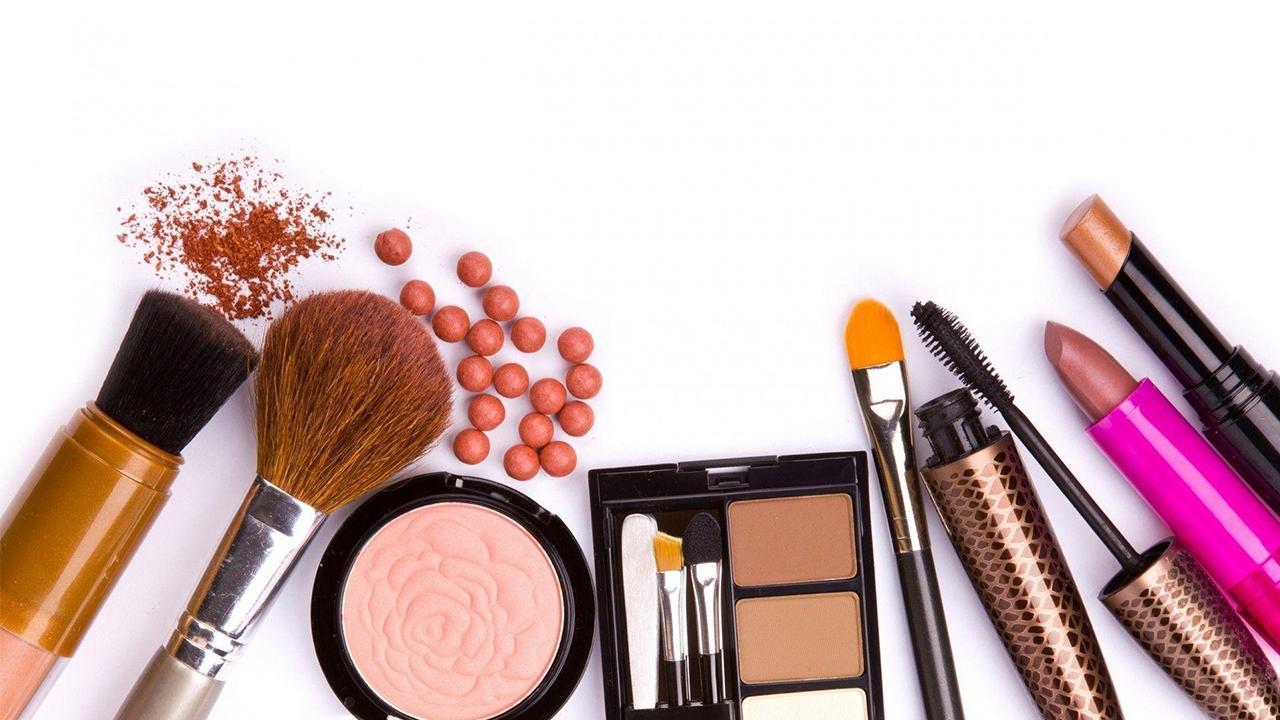 ماتقلقيش ليها حل.. التخلص من بقع المكياج بحيل منزلية سهلة وحافظي على ملابسك جديدة 5 ماتقلقيش ليها حل.. التخلص من بقع المكياج بحيل منزلية سهلة وحافظي على ملابسك جديدة