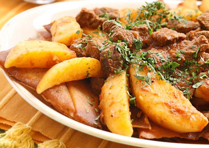 من المطبخ الإماراتي.. طريقة عمل الثريد باللحم في البيت على أصوله 3 من المطبخ الإماراتي.. طريقة عمل الثريد باللحم في البيت على أصوله