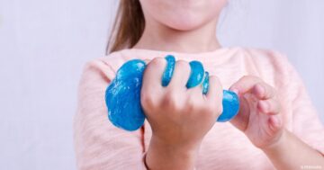 أسهل طريقة لصنع السلايم المطاطي في دقائق في البيت