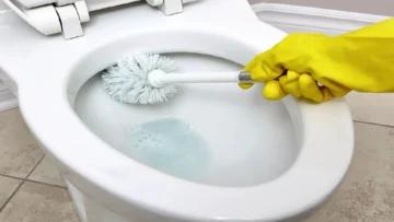 مكون ضعيه في قاعدة الحمام هيفور كل الأوساخ والجير والكلس وهيرجعه جديد لانج