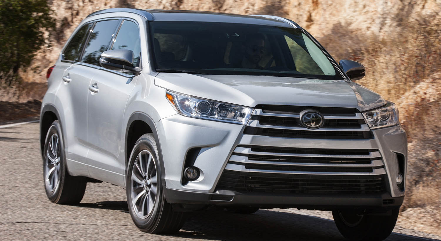 وحش الطرق الوعرة| تويوتا هايلاندر Toyota Highlander 2024 بتصميم فخم وتقنيات متطورة 5 وحش الطرق الوعرة| تويوتا هايلاندر Toyota Highlander 2024 بتصميم فخم وتقنيات متطورة