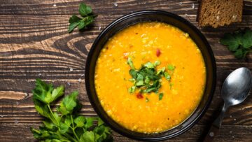 دفي عيالك وغذيهم بطبق من شوربة العدس المصرية طريقة العمل على أصولها