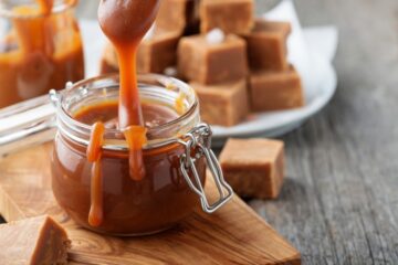 في 5 دقايق بس.. اعملي صوص التوفي وزيني به الكيكة والحلويات