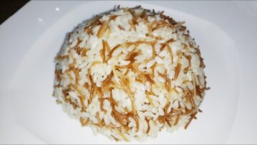 بأسرار جدتي .. طريقة عمل الأرز الأبيض بالشعرية في المنزل بأبسط الخطوات وسر المعلقة للحصول على أرز مفلفل