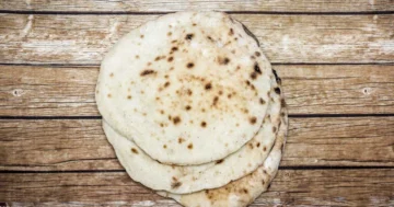 ريحته هتفتح نفسك على الأكل .. طريقة عمل العيش البلدي في المنزل بأبسط المكونات ومذاق رائع كالجاهز تمامًا