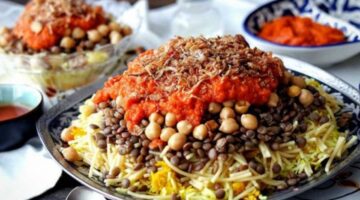 طريقة عمل الكشري المصري مثل المحلات. بالصلصة والدقة وزيت الشطة 1