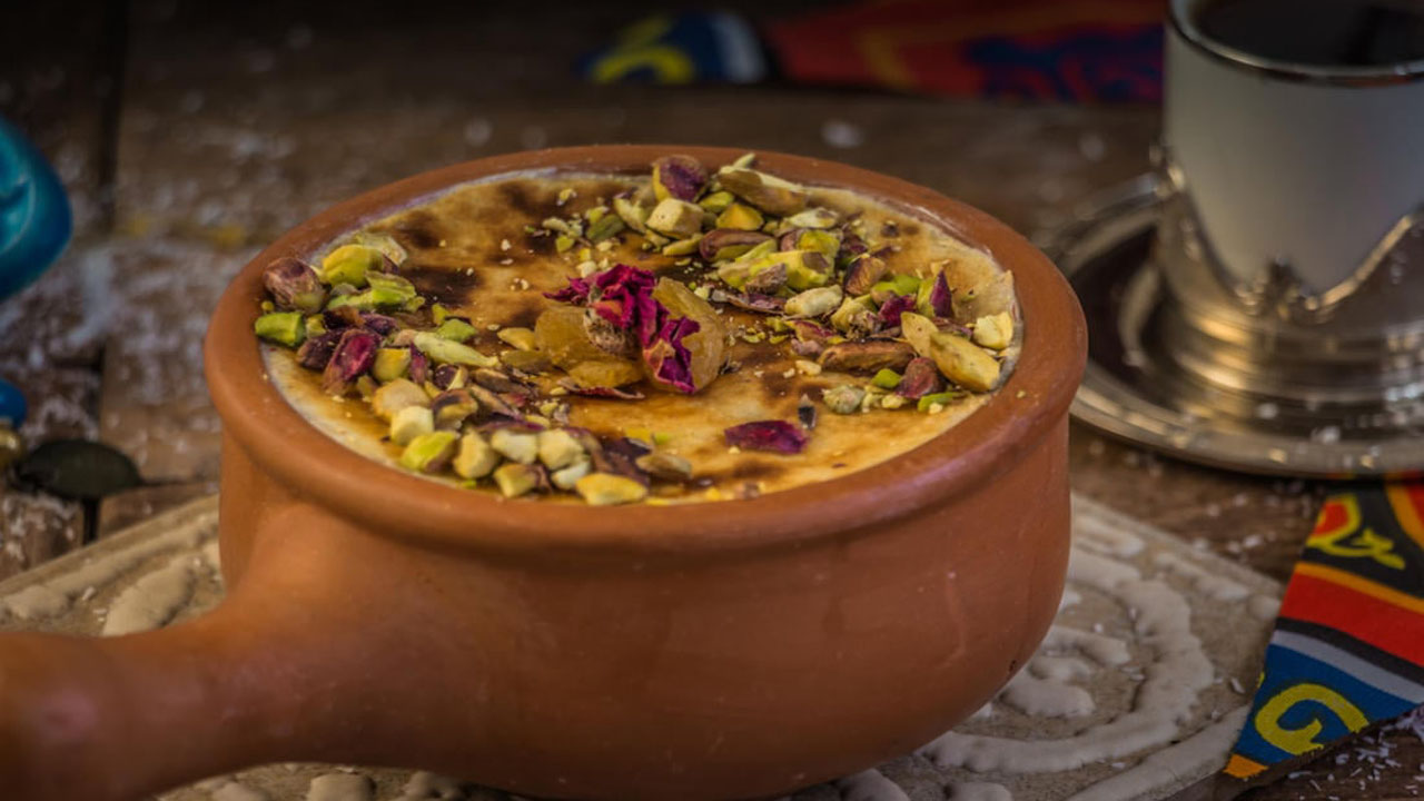 دفي أسرتك في البرد.. طريقة عمل أم علي سهلة والطعم خرافي في ليالي الشتاء 5 دفي أسرتك في البرد.. طريقة عمل أم علي سهلة والطعم خرافي في ليالي الشتاء