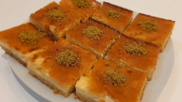 “الحلى السهل والسريع الذي سيبهر ضيوفك” طريقة عمل بسبوسة بالقشطة بمكونات سهلة وبسيطة وطعم أكثر من رائع