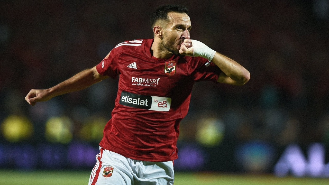 الأهلي يواجه تحديًا في تجديد عقد علي معلول
