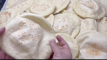 أسرار عمل عيش بلدي في الطاسة منتفخ وغير معجن في دقائق
