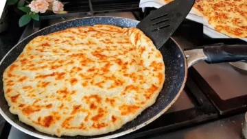 طريقة عمل فطيرة الطاسة السريعة بالجبنة في 10 دقائق