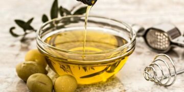 الزيت الذهبي فوائد زيت الزيتون للشعر والجسم