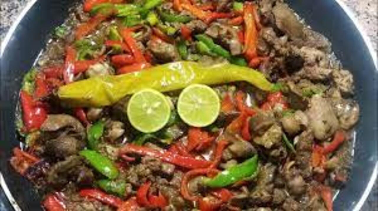 أحلى من المحلات .. خطوات عمل الكبد والقوانص بالبصل والثوم باحترافية لا نظير لها