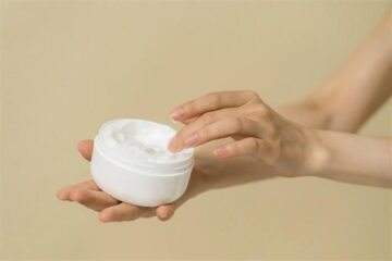 طريقة عمل كريم مرطب طبيعي للبشرة في المنزل بأقل التكاليف للتخلص من الجفاف