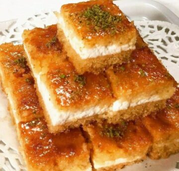 كيكة السميد بسبوسة الحلواني بقشطة الكريمة مسقية بالعسل تذوب بالفم