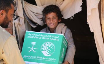 مركز الملك سلمان للإغاثة: توزيع 6 آلاف كرتون تمر في الغيضة بالمهرة اليمنية