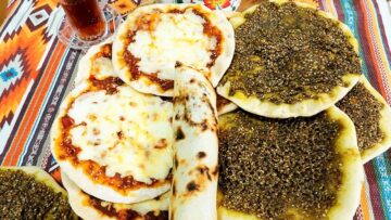 بدون بيض اعملي المناقيش بالزعتر والجبنة الموتزاريلا اللي هتديكي طعم وشكل حكاية