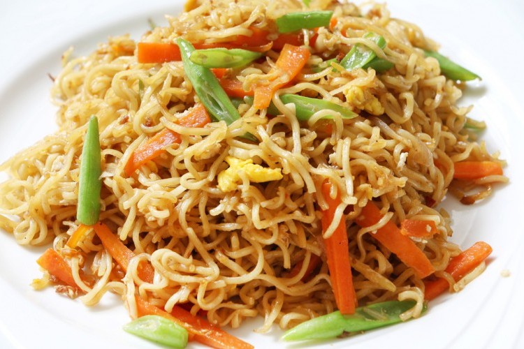 طعمها أحسن من الإندومي .. طريقة عمل نودلز الخضار في المنزل زي المطاعم 5 طعمها أحسن من الإندومي .. طريقة عمل نودلز الخضار في المنزل زي المطاعم