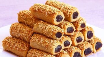بدون سمن أو زبدة اعملي أصابع التمر بالسمسم في الخلاط هشة وبتذوب في الفم