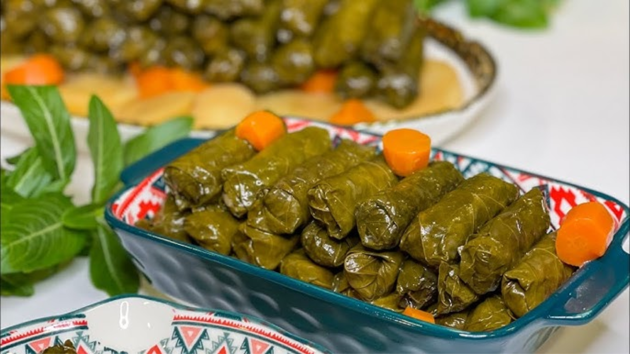 بخلطة مميزة هتعمل محشي ورق العنب بالزيت والليمون في البيت بطعم شهي ولذيذ