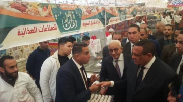 112864 وزيرا التنمية المحلية والتعليم يتفقدان معرض أهلا رمضان
