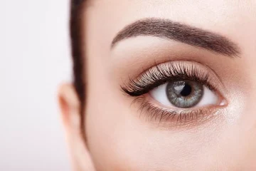 بكل سهولة.. طريقة صبغ وتشقير الحواجب في البيت تدوم طويلة وبمكونات طبيعية بديل التاتو