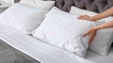 طريقة تنظيف المخدات من الاصفرار وبقع العرق بمكونات متوفرة بخطوات بسيطة