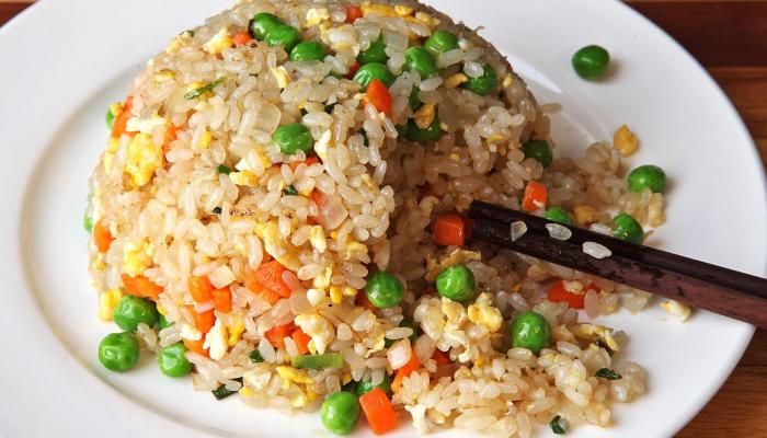 “هيشرفك في العزايم” طريقة عمل الأرز بالخضار..طبق سريع التحضير وكله فوايد
