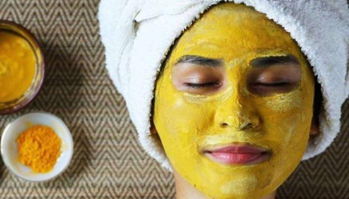 دلكة الكركم الطبيعية لتبييض جسم العروسة وإزالة البقع الداكنة