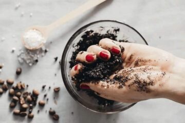 مقشر القهوة لإزالة الجلد الميت دلكة منه على الركب والأكواع هتخلي البشرة ناعمة زي بشرة الأطفال