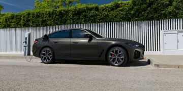 “BMW i4” تحفة فنية تجمع بين التكنولوجيا المتقدمة وفخامة القيادة 2024