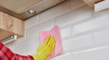 Cleaning kitchen ceramics from grease