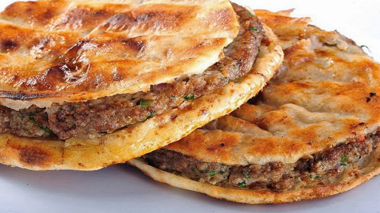 "هتهيصي العيال".. هتعملي 16 رغيف عيش باللحمة المفرومة في الفرن البيتي بكل سهولة 5 “هتهيصي العيال”.. هتعملي 16 رغيف عيش باللحمة المفرومة في الفرن البيتي بكل سهولة