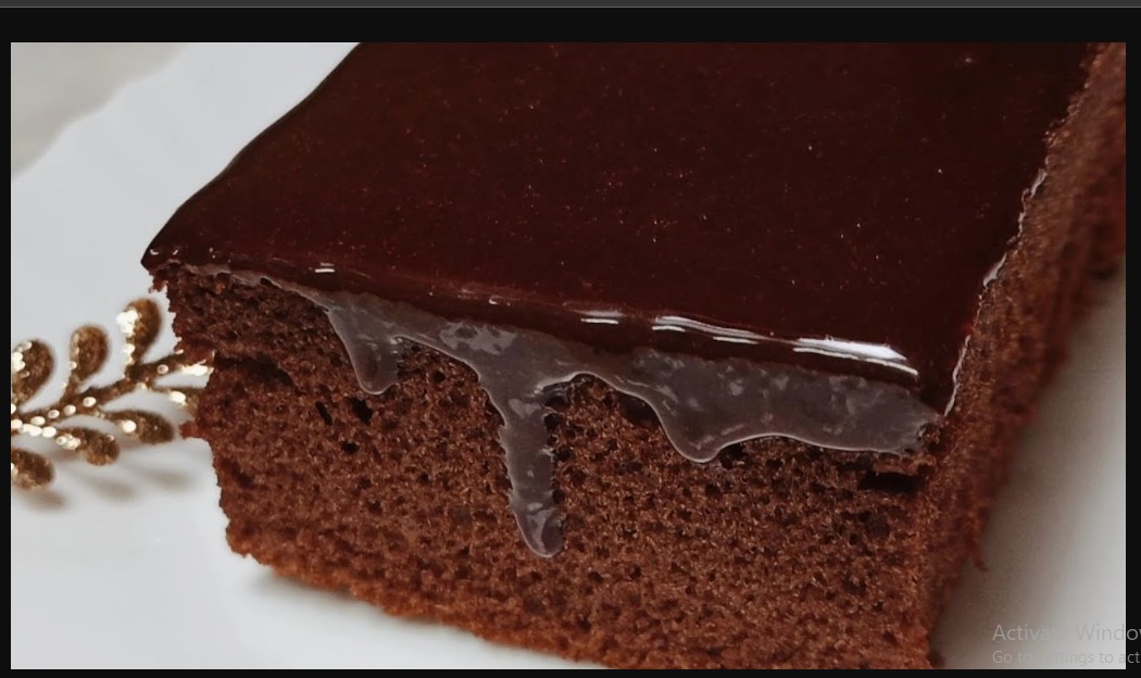 كيكة شوكولاتة غرقانة بصوص رهيب.. كيك الشاتوه انجح وأحلي الكيكات اللي ممكن تجربوها هشة ومرتفعه اقتصادية جداً ومفيش أسهل منها 6 كيكة شوكولاتة غرقانة بصوص رهيب.. كيك الشاتوه انجح وأحلي الكيكات اللي ممكن تجربوها هشة ومرتفعه اقتصادية جداً ومفيش أسهل منها
