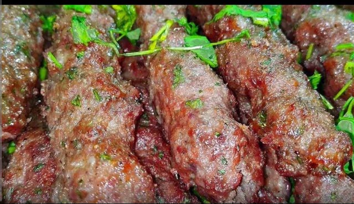 "في الفرن"طريقة عمل الكفتة المشوية على اصولها بطعم الحاتي خطوة بخطوة 5 “في الفرن”طريقة عمل الكفتة المشوية على اصولها بطعم الحاتي خطوة بخطوة