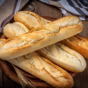 الخبز الفرنسي بالطريقة الأصلية بمكونات بسيطة