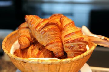افطري فطار مختلف …كيفية عمل الكرواسون بالجبنة والزعتر بكل سهولة