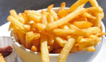 طريقة عمل البطاطس المقلية بدون ما تشرب زيت بطعم مقرمش ولذيذ زي المطاعم