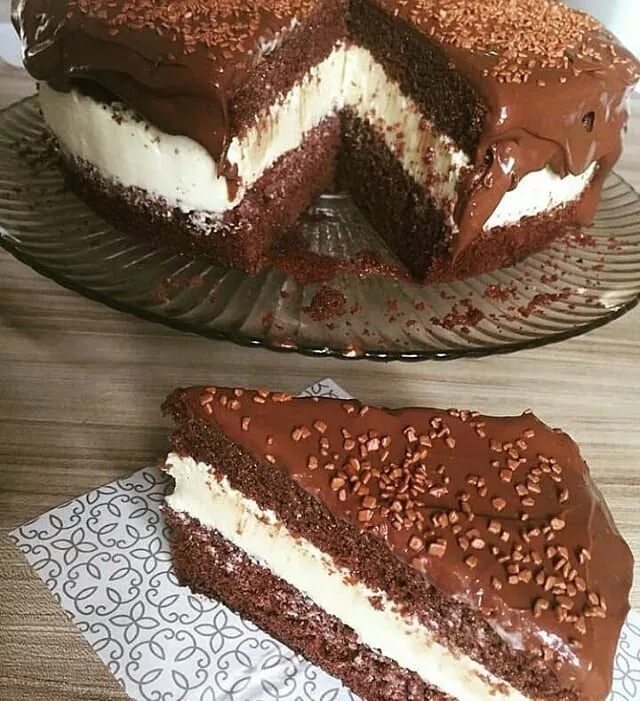 طعمها خيال.. اعملى كيكة الشوكولاته المحشية بالكريمة في البيت.. فرحي عيالك بيها..!! 5 طعمها خيال.. اعملى كيكة الشوكولاته المحشية بالكريمة في البيت.. فرحي عيالك بيها..!!