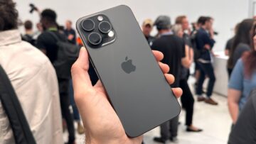 “لعشاق هواتف آيفون الذكية الأنيقة” .. نظرة سريعة للمميزات وعيوب هاتف “iPhone 15 Pro Max”