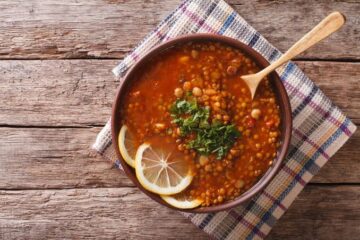بلمسة مغربية.. طريقة عمل شوربة العدس الأحمر بطعم حكاية ومكونات بسيطة وعلى قد الأيد.. دفي ولادك!