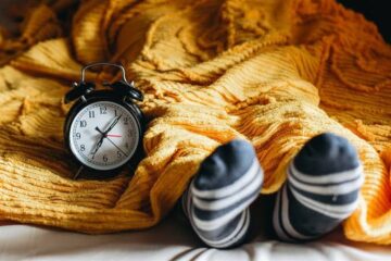 هيسحب السموم كلها.. هذا ما يحدث لجسم الإنسان عند ارتداء الجوارب أثناء النوم في الشتاء